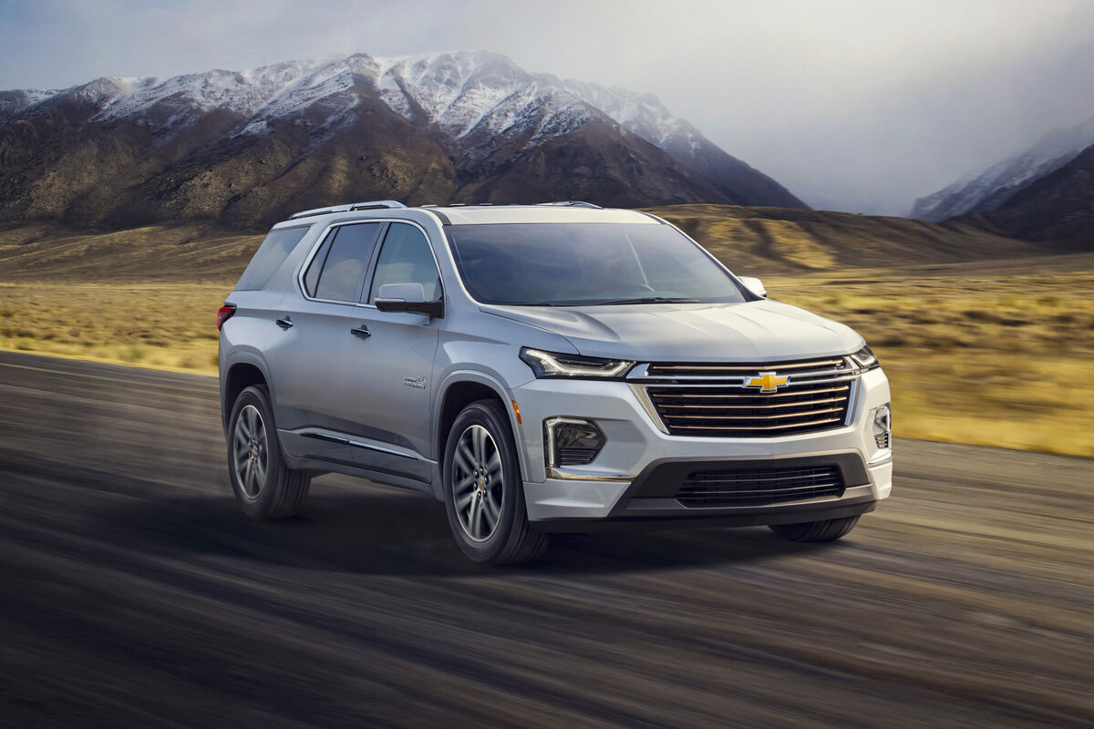    #### Chevrolet Traverse (от 34 520 долларов) Первое поколение «Трэверса» напоминало надутый через выхлопную трубу симбиоз паркетника и минивэна. Второе (презентовано в 2017 году) более гармоничное. В основе платформа с обозначением C1XX. В переводе с джиэмовского на более понятный язык: переднеприводная архитектура, корни которой уходят в разработанную специалистами «Опеля» Epsilon II.   
Chevrolet