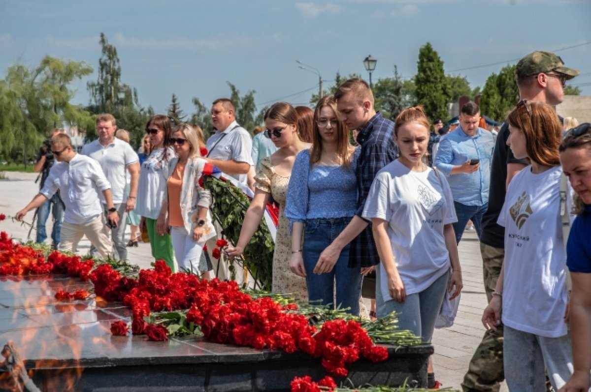 Возложение цветов к вечному огню рисунок