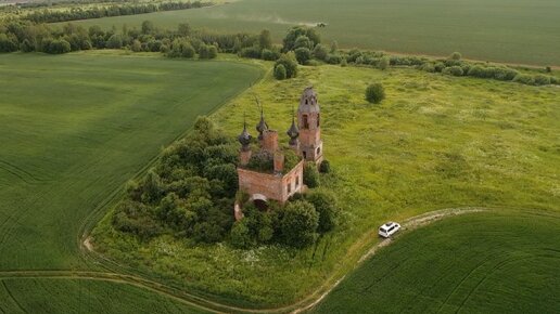 Одинокая церковь среди бескрайних полей Ярославской области