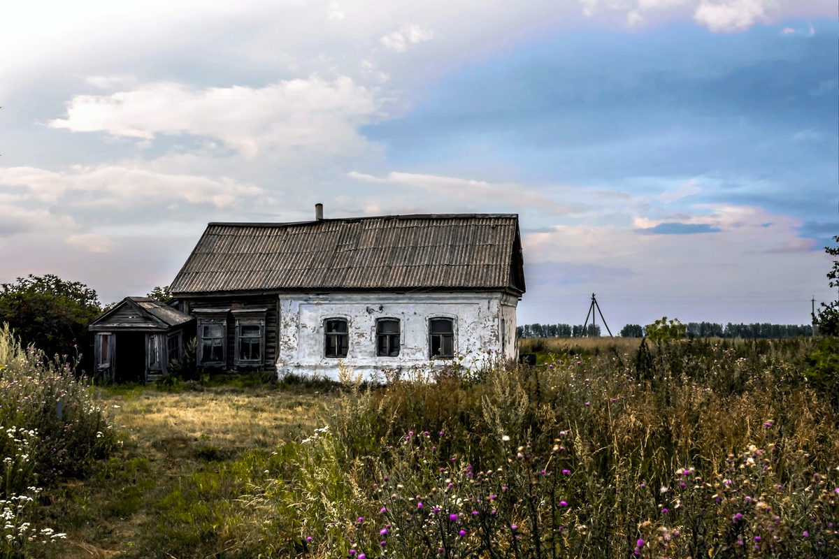 Уходящие деревни. Заброшенный деревенский дом в России. Заброшенный домик в деревне. Заброшенные дома в деревнях. Старый заброшенный дом в деревне.