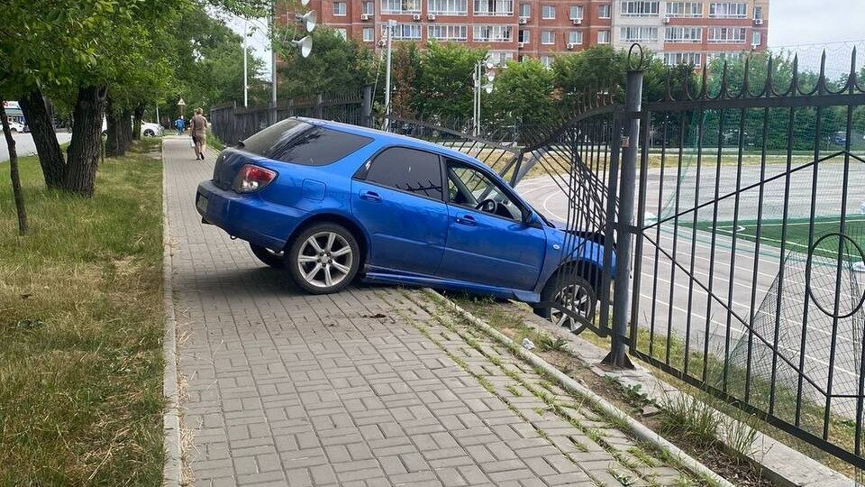     У стадиона «Авангард» произошло ДТП, иномарка выехала за пределы дороги и протаранил ограждение, а водитель в последствии скрылся.