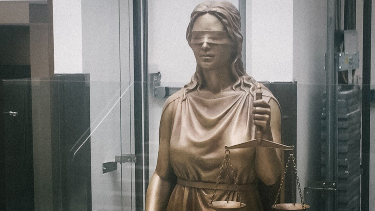     Автоледи наехала на женщину и не захотела выплачивать ей компенсацию, назначенную судом, в Приморье. За этой на ее средства наложили арест, а также запретили выезжать за границу.