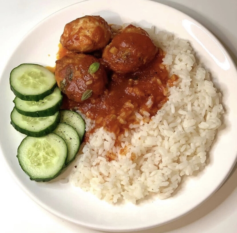 Отваренный рис, с тефтелями в томатной пасте