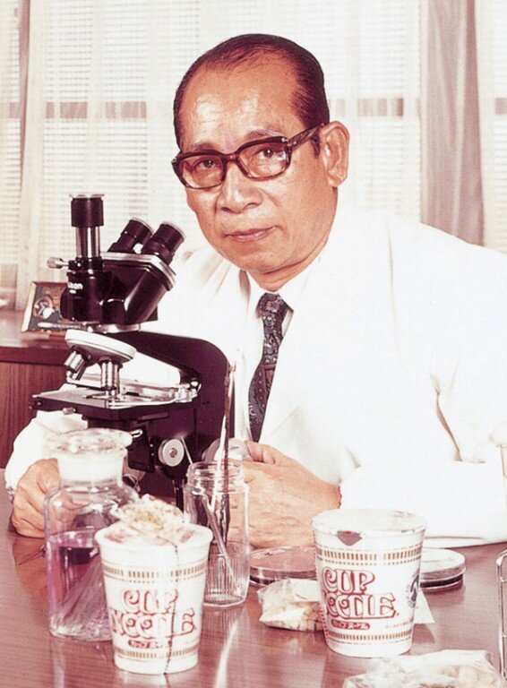 Основатель компании Момофуко Андо с новым продуктом (фото из телекоммуникационной сети Интернет)