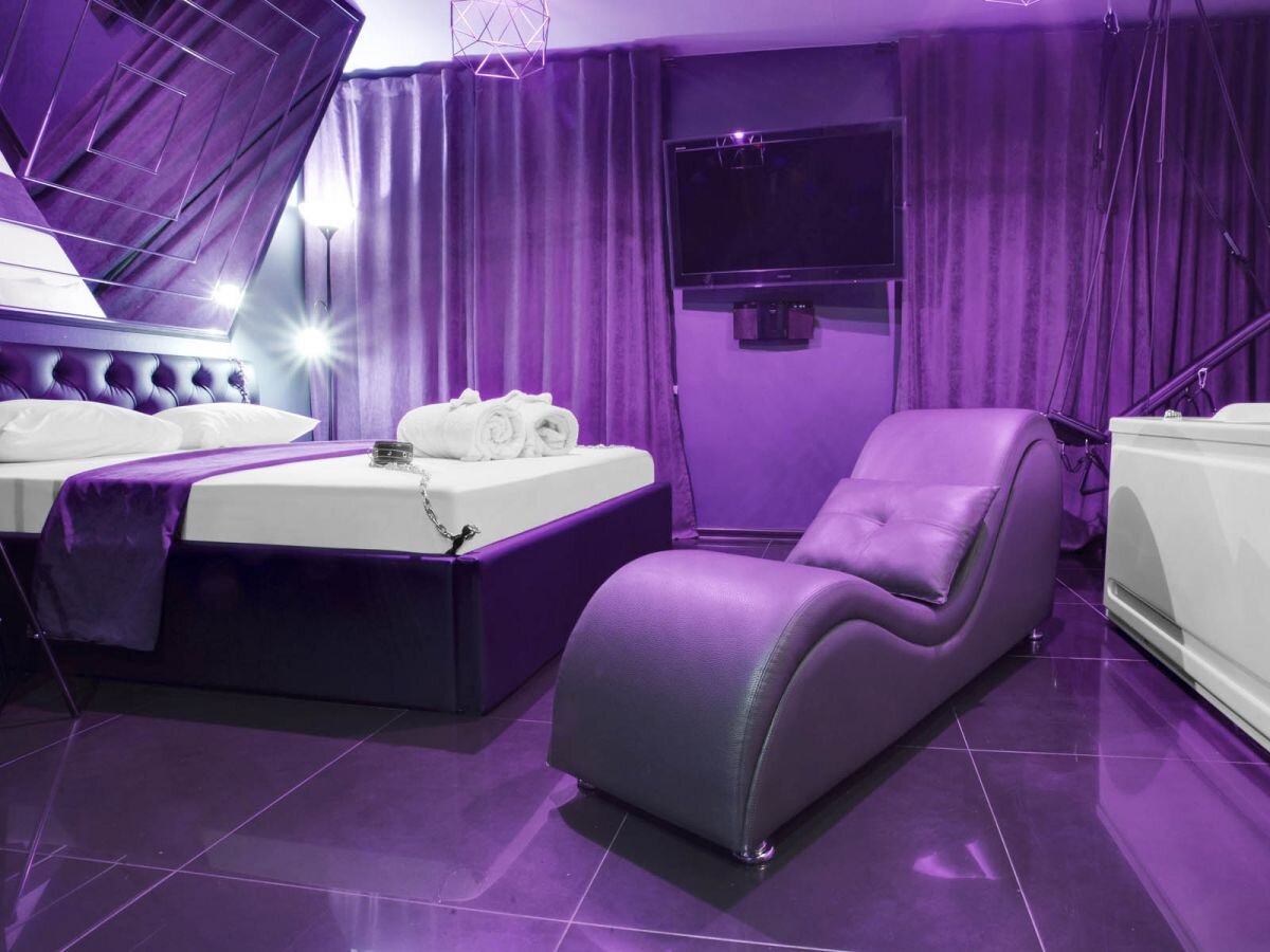 Кресло-волна в номере "Классический" в отеле "Подушкин" на Комсомольском проспекте в Москве.