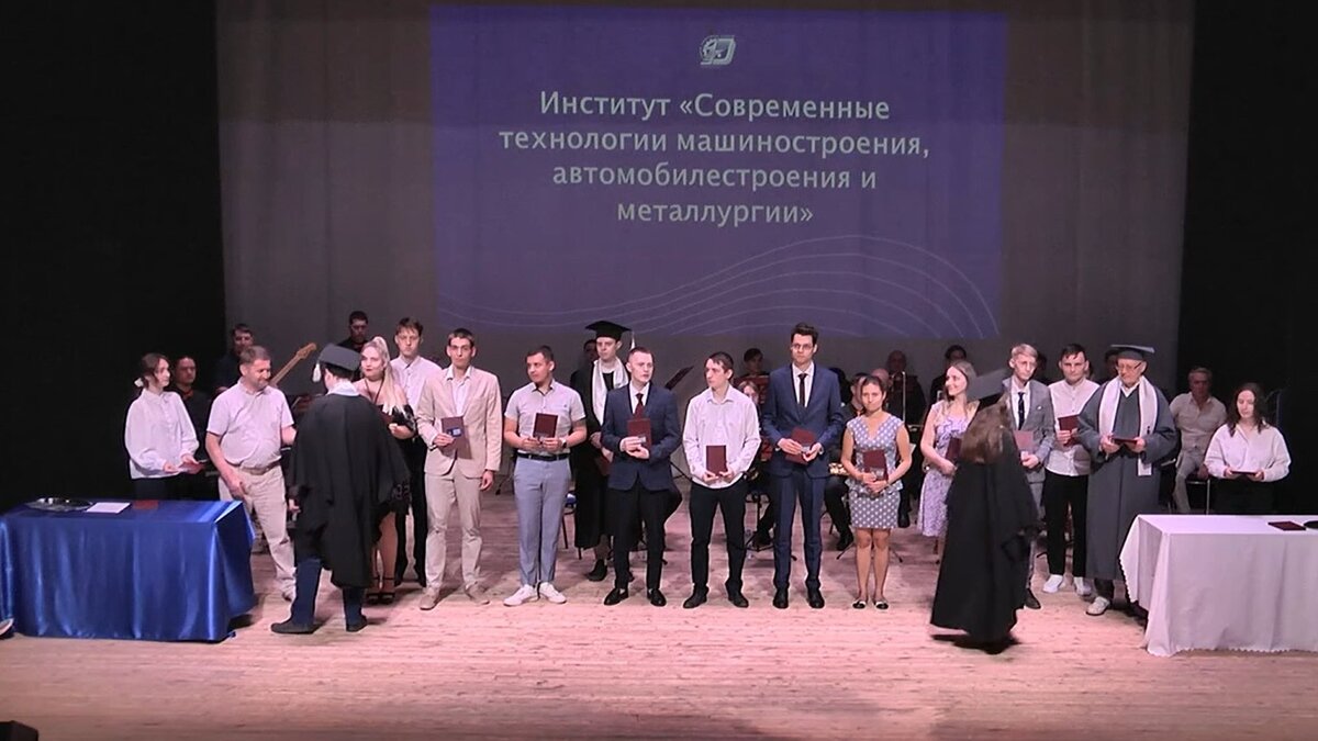     В этом году красные дипломы получили 229 выпускников ИжГТУ.
