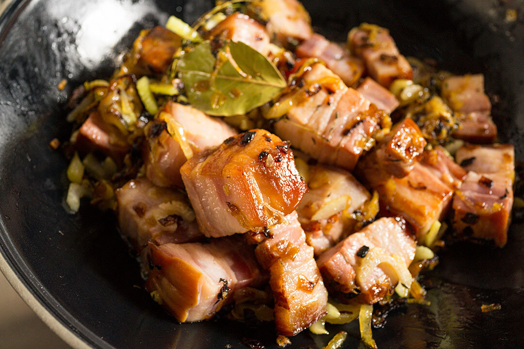 жаркое из кролика с овощами. тушеный кролик в казане на костре. кролик тушеный с овощами в казане. как вкусно приготовить кролика в казане. сталик ханкишиев фасоль с ветчиной.