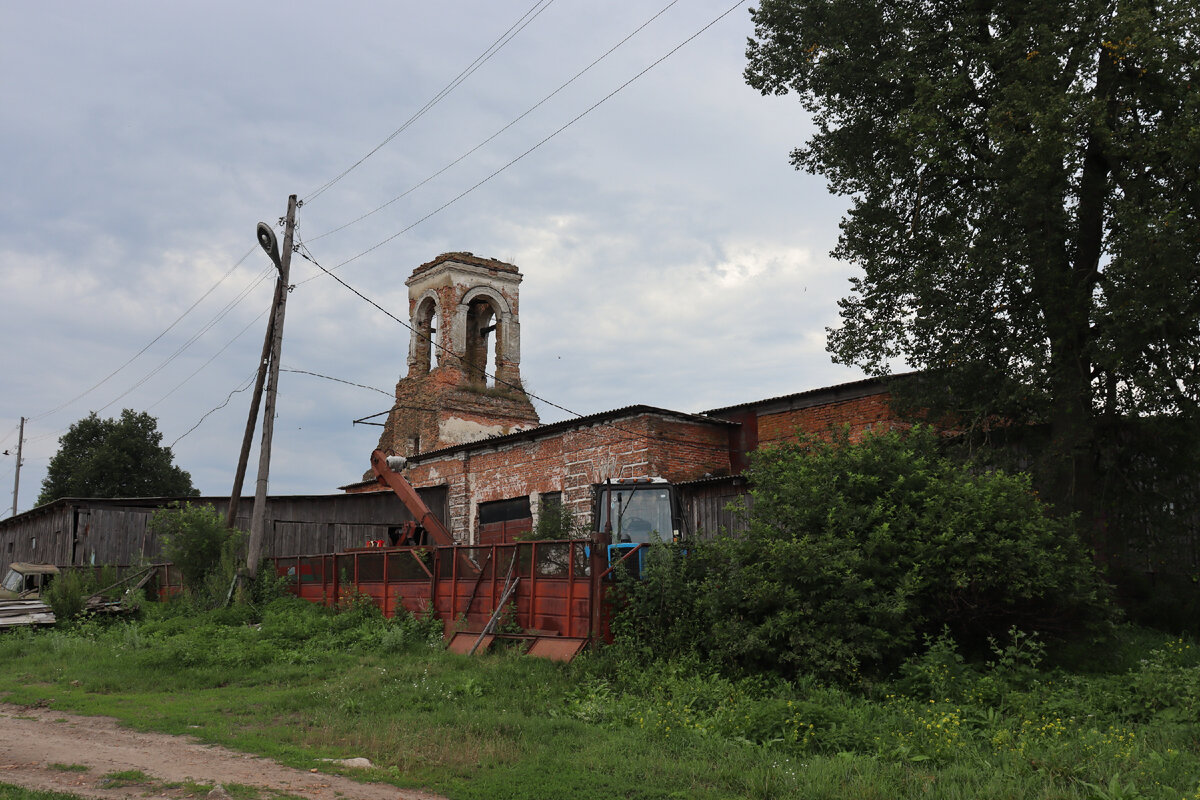 Поездка к заброшенной церкви в селе 