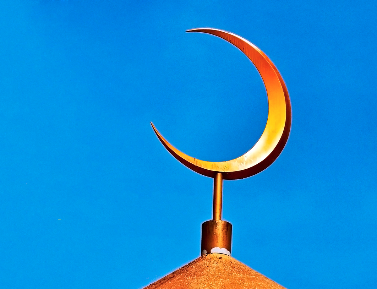 Исламский полумесяц произошел от Меча Османа, главного символа Турции, а Меч Османа и в целом Ислам это тот самый сказочный Меч-Кладенец, кто возьмет его в руки, тот получает огромный силовой ресурс.