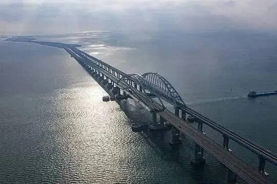    На Крымском мосту после перерыва в движении возникла пробка: открыты дополнительные пункты досмотра
