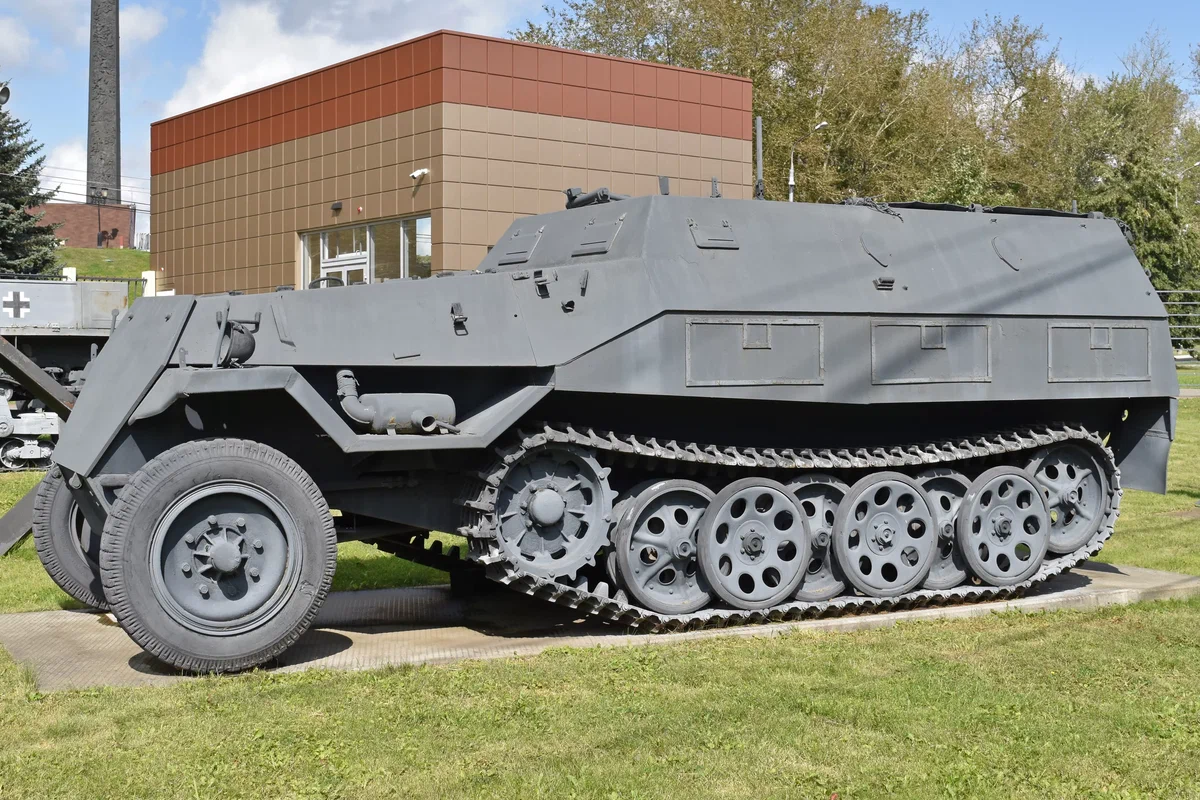 Немецкий полугусеничный бронетранспортёр Sd.Kfwz.251 Hanomag.