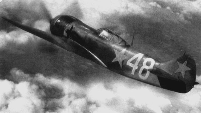 Советский истребитель Ла-5Ф из состава 8-й Гвардейской истребительной авиадивизии в полете, район Курской дуги