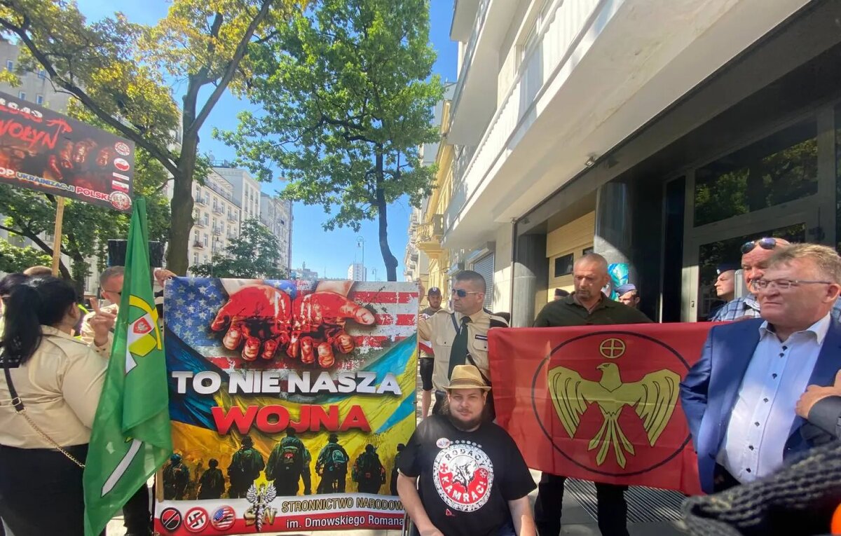 Митинг у посольства Украины в Варшаве.