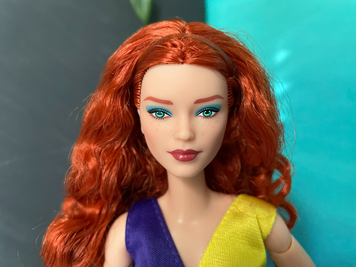 У нее чудесные веснушки, красивый цвет глаз и помады. И на удивление мягкие волосы. 