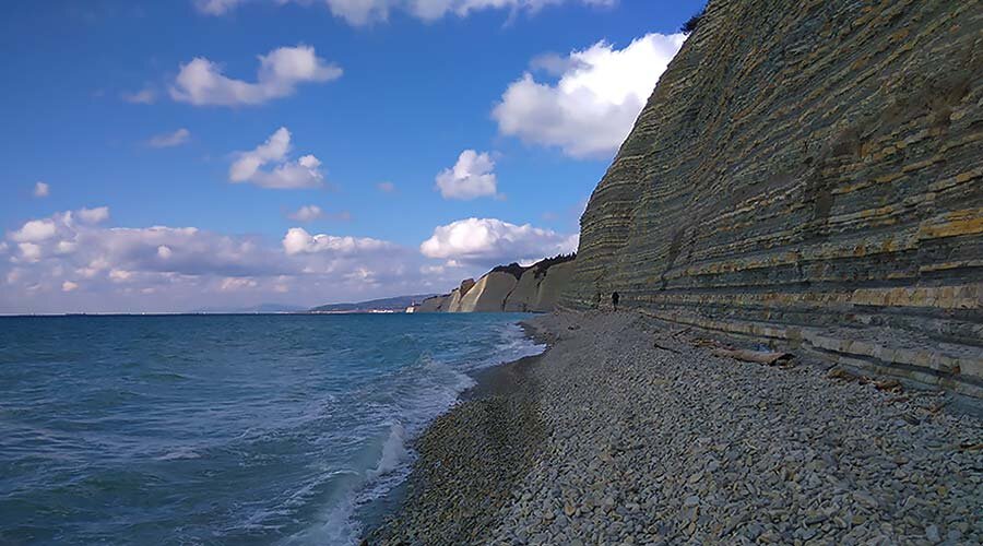 Пляж Сосновка тянется на 800 метров и в конце упирается в скалу. Высокая отвесная скала со слоистым склоном и дикость пляжа создают сильную и в то же время уютную атмосферу.