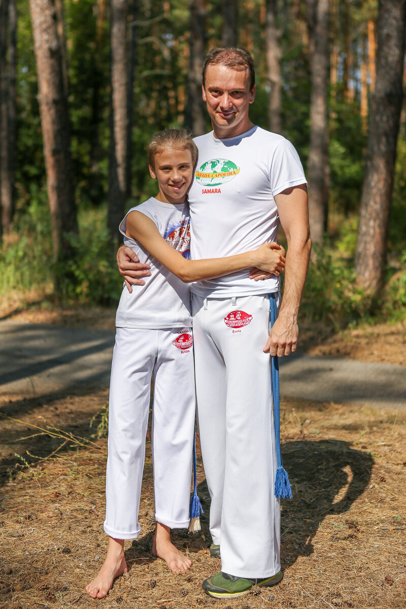 Капоэйра в Самаре. Семейная капоэйра. Классно, когда можно заниматься вместе с ребенком. Формирование общего интереса способствует доверительным отношениям. Семейная капоэйра в этом плане может очень помочь. Детский капоэйровский лагерь 2022. Самара