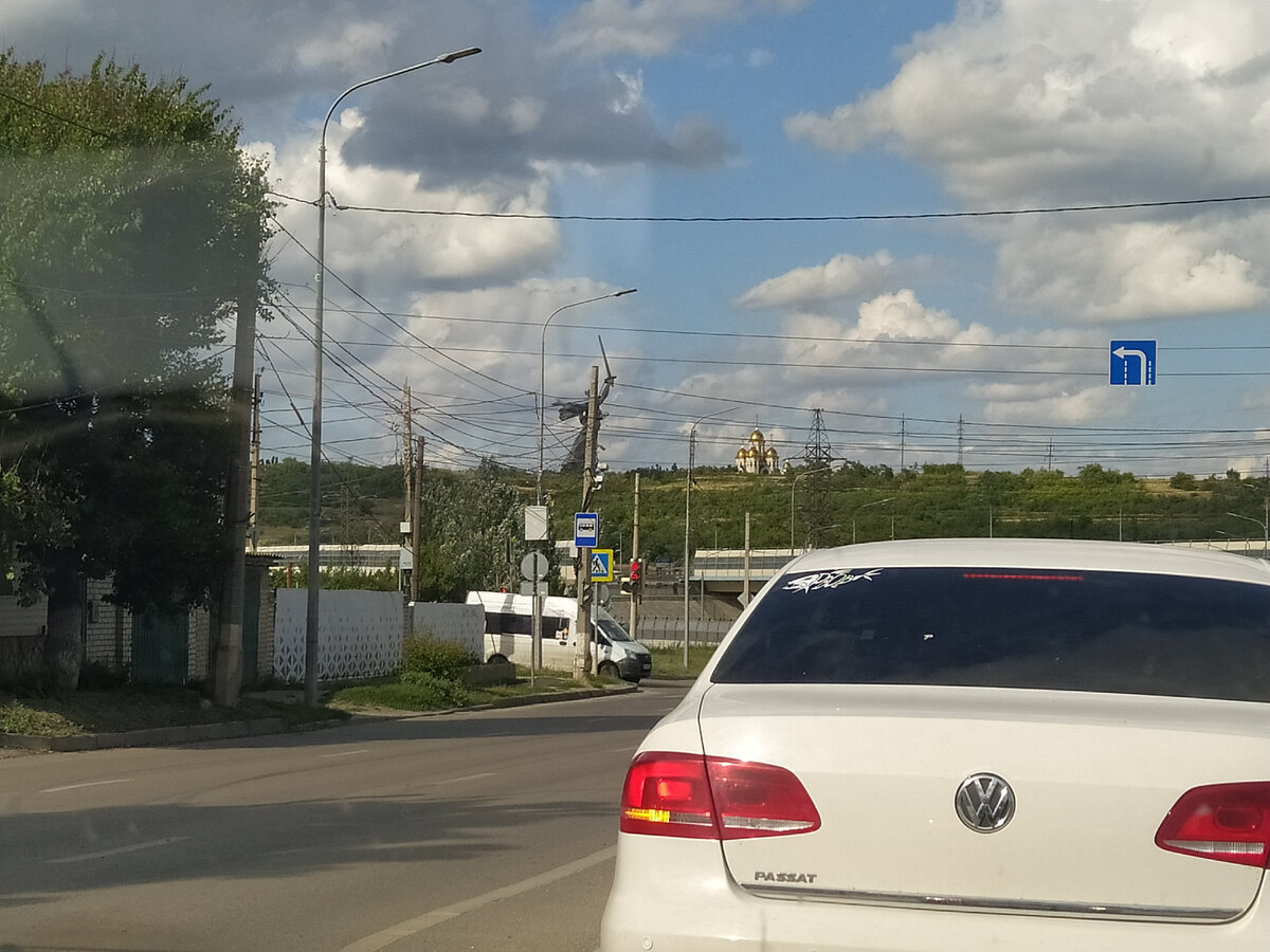 вот так плотно друг к другу едут машины (едем из центра в направлении Мамаева Кургана)