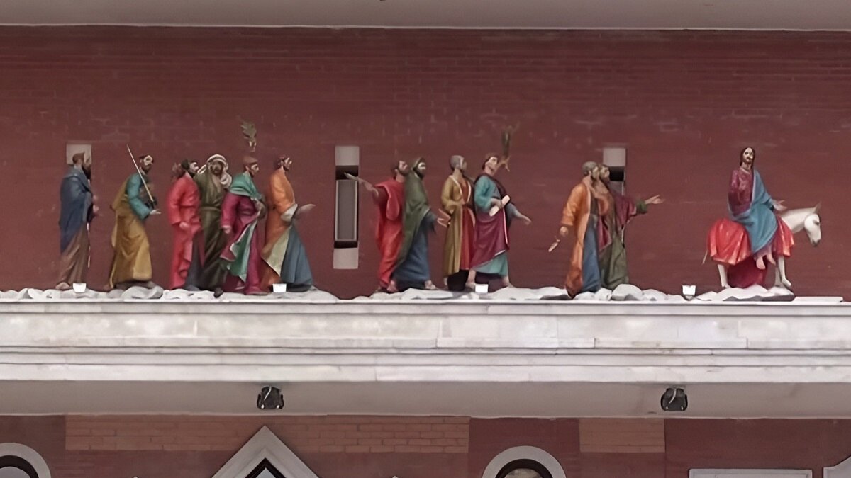    Скульптуры 12 апостолов в г. Йошкар-Оле