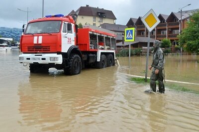    Пожарная машина откачивает воду на затопленной после сильного ливня ©Игорь Онучин РИА Новости