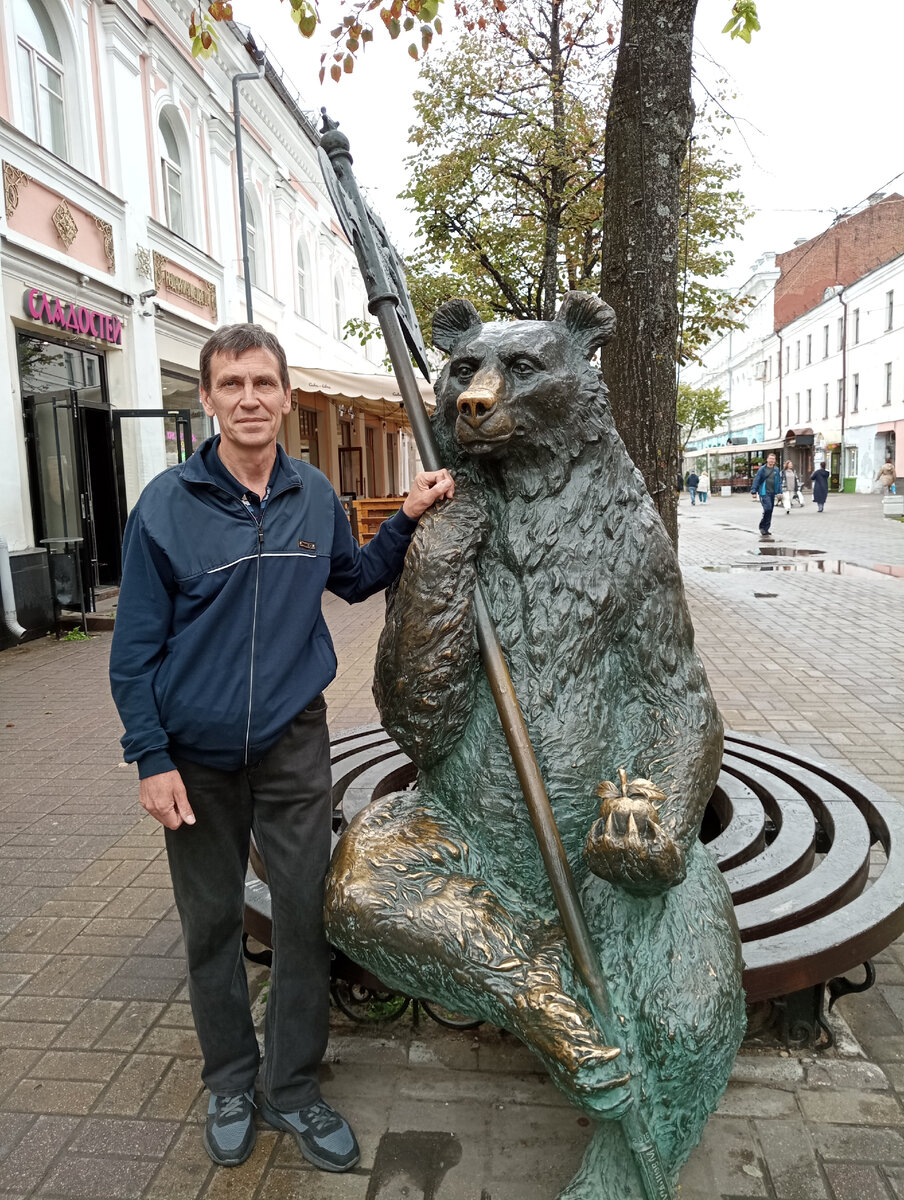 Медведь с секирой и яблоком на местном Бродвее (улица Кирова). Фото автора. 