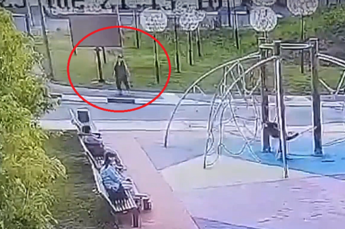    На видео попал момент повреждения уличного экрана в Твери