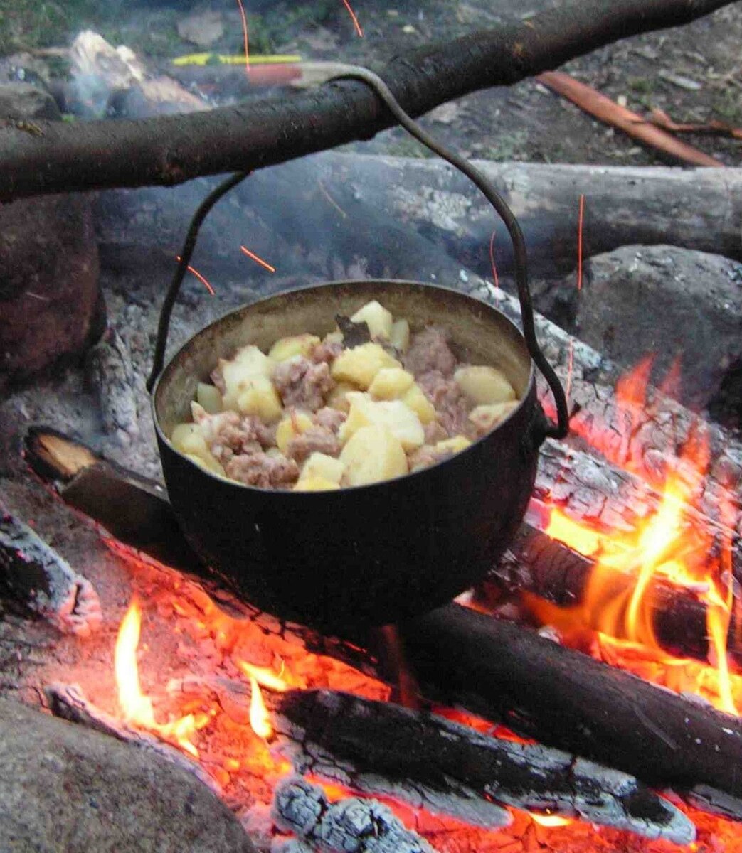 Макароны с мясом на костре. Еда на костре. Уха в котелке. Уха на природе в котелке. Блюда в котелке на костре.