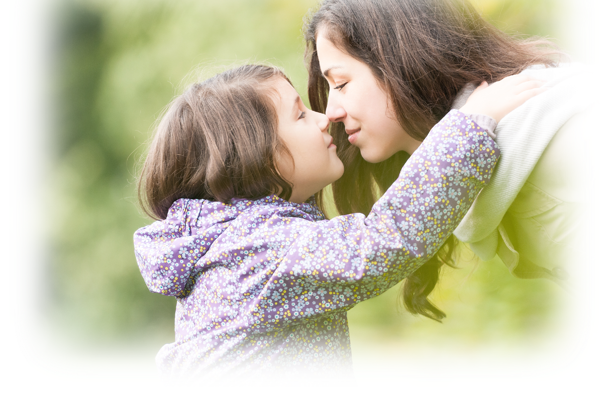 Mothers and daughters. Мать с ребенком. Обнимает ребенка. Объятия дети. Мама обнимает дочь.