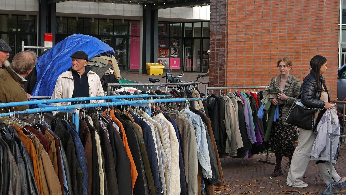     Перепродажа брендовых вещей из секон-хенда может приносить от 5 тысяч рублей за каждую сделку, об этом корреспонденту RostovoGazeta рассказала ростовский стилист Наталья Зарубова