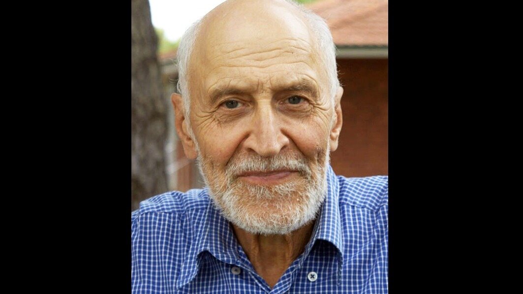     Госпитализация ведущего связана с ухудшением зрения.