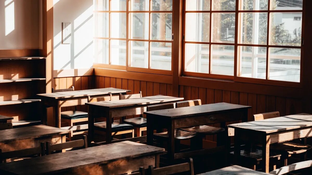 Летом школьные парты пустуют. Фото: unsplash.com