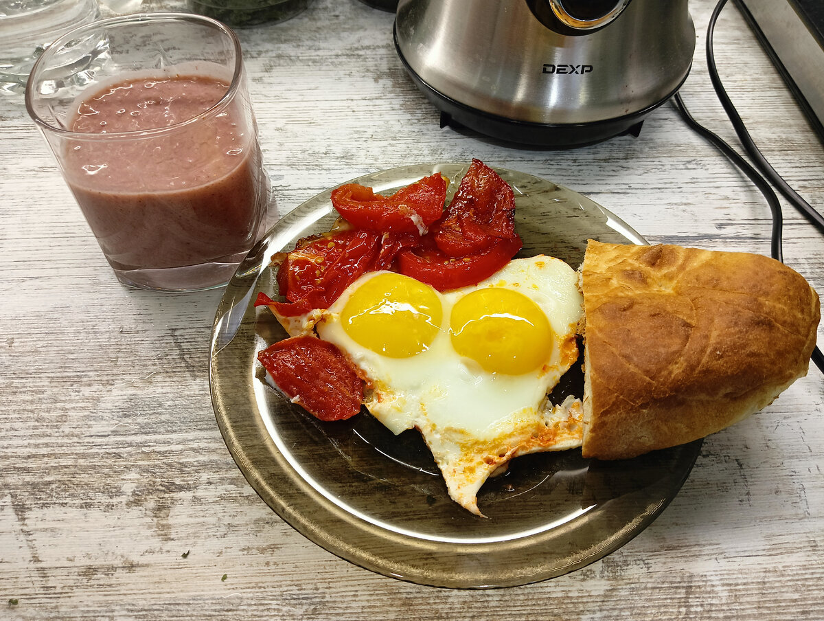 Яйца с помидорами и кусочек лепёшки + смузи (клубника - банан) 