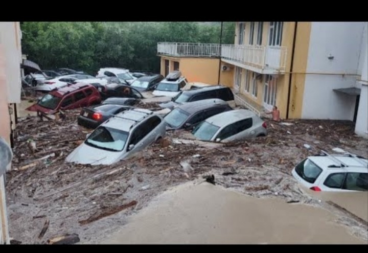 Очень страшное зрелище. А еще страшнее, погибнуть в этом замесе