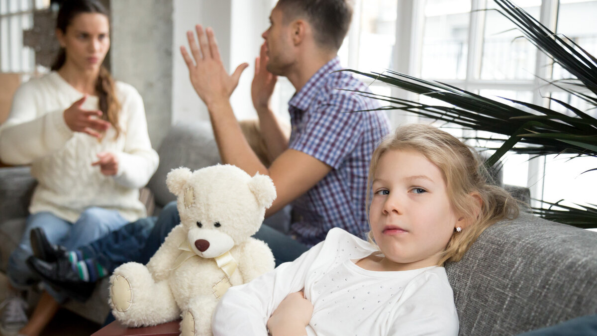 Безработная семья с детьми. Родители ругаются. Ссора родителей. Помощь бывшей жене с ребенком. Дети и деньги.