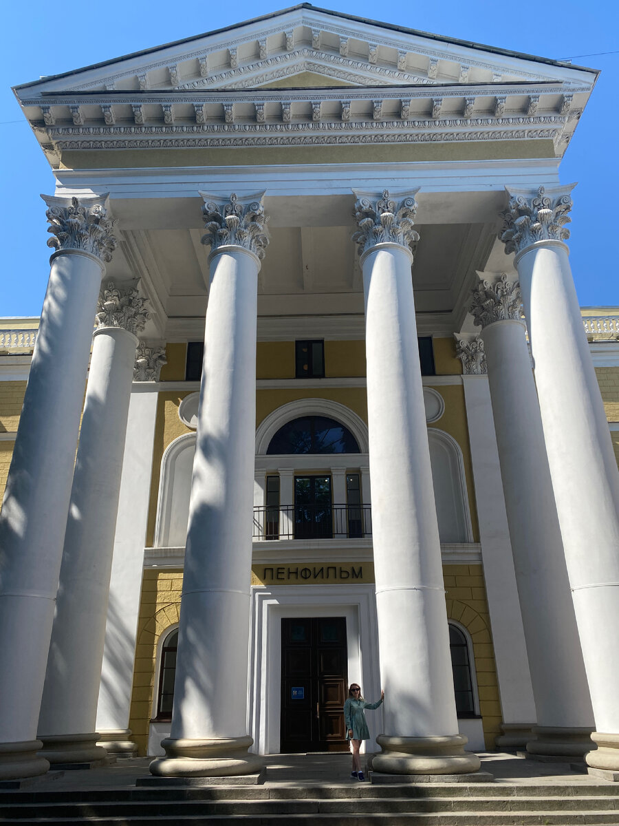Огромное здание с внушительными колоннами