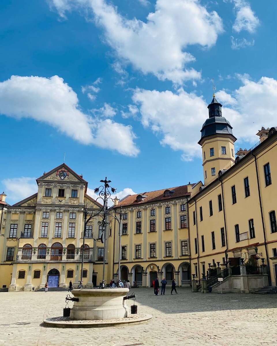 Замок принадлежал могущественному роду Радзивиллов и был центром культуры и власти
