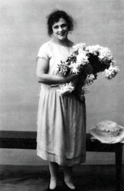 В роли Вари в спектакле "Бронепоезд 14-69", 1927