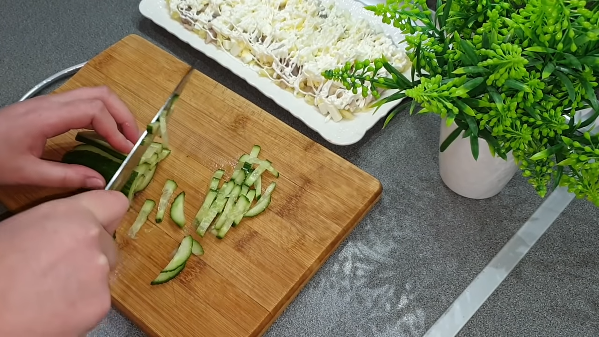 Привет! Сегодня я готовлю вкусный салат - обязательно его приготовьте. Заранее я отварила 2 картофеля "в мундире" - отварила в соленой воде и сняла кожицу. Натираю на крупной терке.-11