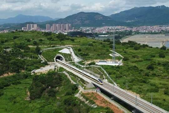    Китайский пассажирский поезд CR450 во время испытаний развил рекордную скорость 453 км/час