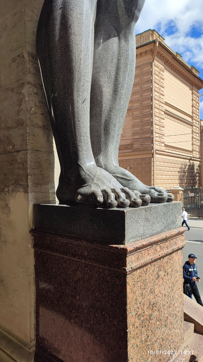 Атлант (даже вены прорисованы)