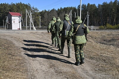    Белорусские пограничники на белорусско-украинской границе в Гомельской области ©Виктор Толочко РИА Новости