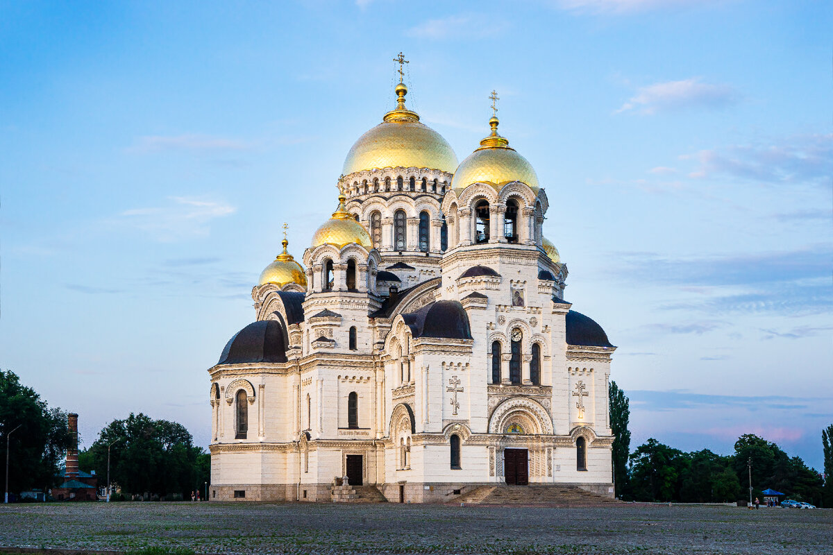 Вот он в закатных лучах