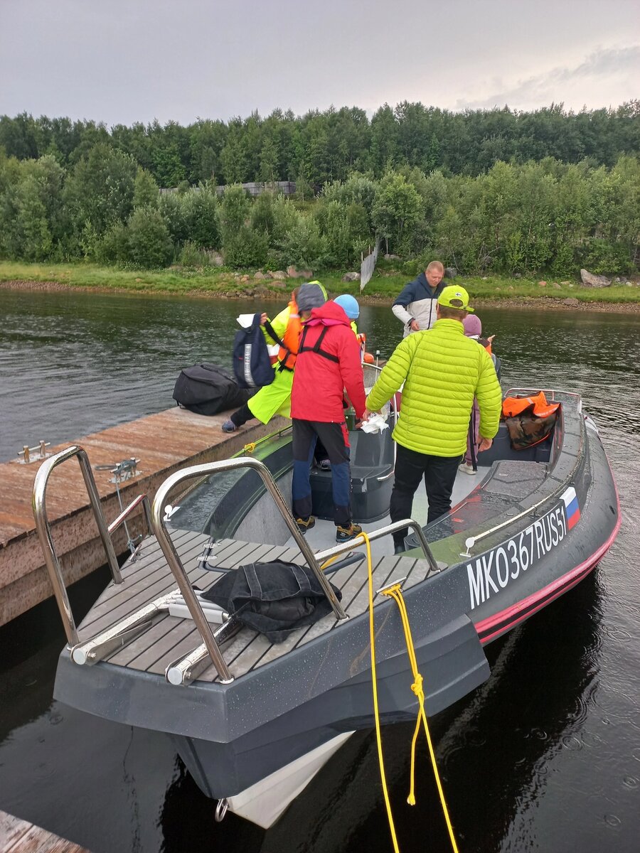 На катере 7-8 человек, вас прокатят за 2800 с лица по Кольскому заливу  продолжительностью 1,5 часа