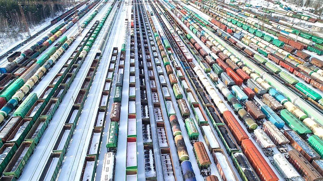 грузовая жд станция. грузовые железнодорожные перевозки. депо станции екатеринбург сортировочный. груз и вагон станции. вагон грузовой железнодорожный.