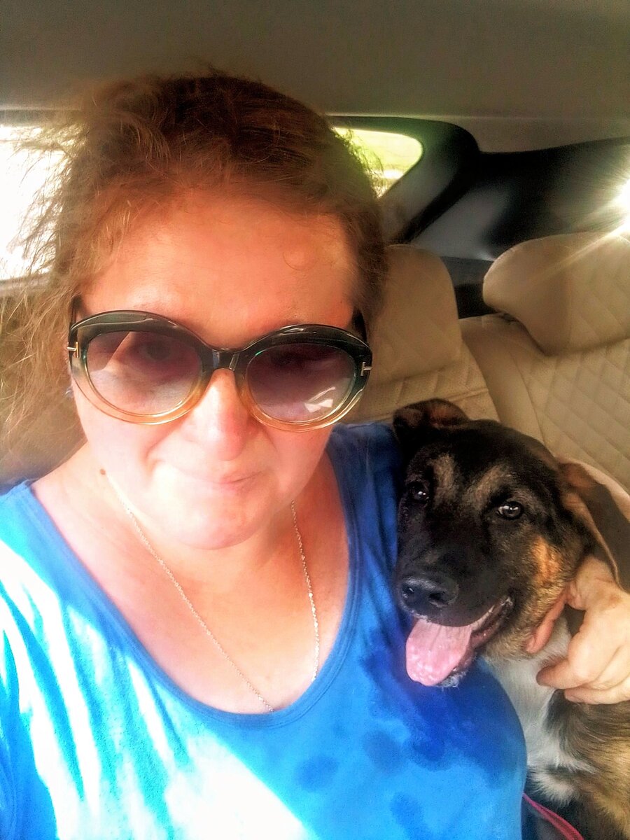 Вот так мы ехали. Обоих укачало. И я во всей красе, всклокоченная и обслюнявленная