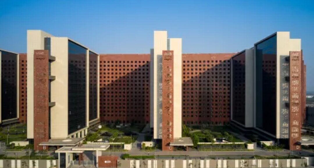 Недавно открытая алмазная биржа Сурат позиционируется как «универсальное место назначения» для более чем 65 000 специалистов по бриллиантам, включая огранщиков, полировщиков и трейдеров. Имея последовательность из девяти прямоугольных структур, выходящих из центрального «хребта» и связанных между собой, обширный 15-этажный комплекс был построен на более чем 35 акрах земли.