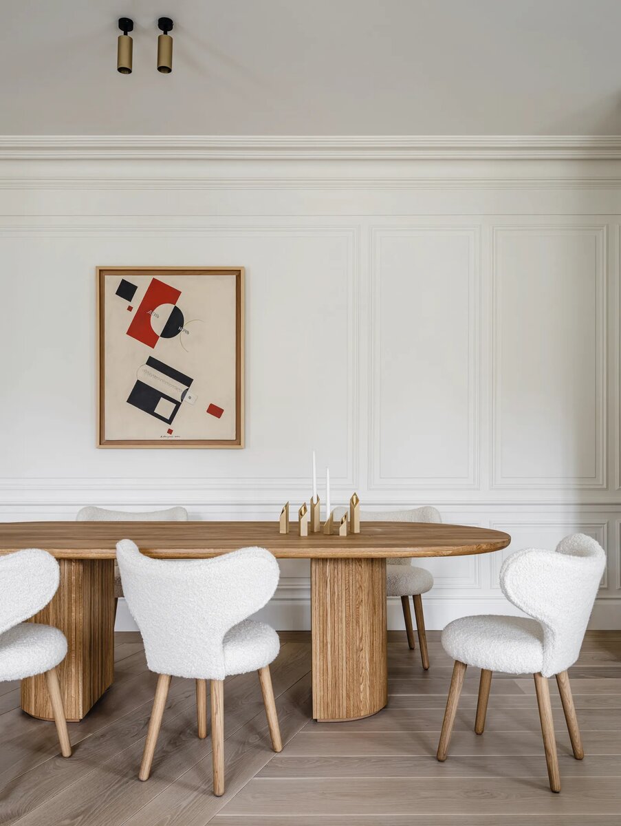 Небольшая работа Владимира Немухина “День — ночь” держит интерьер столовой по проекту Натальи Абдуразаковой за счет контраста, фотограф Михаил Лоскутов. Публикация на admagazine.ru