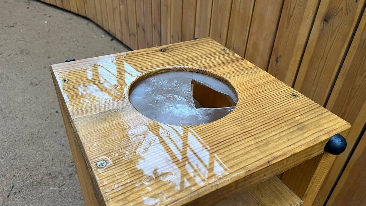     Парк Тишино в Устиновском районе Ижевска открывшийся 12 июля недалеко от улиц Союзной и Берша, по свидетельству очевидцев уже подвергся нашествию вандалов. Хулиганы вовсю поглумились над результатами многомесячной реконструкции.