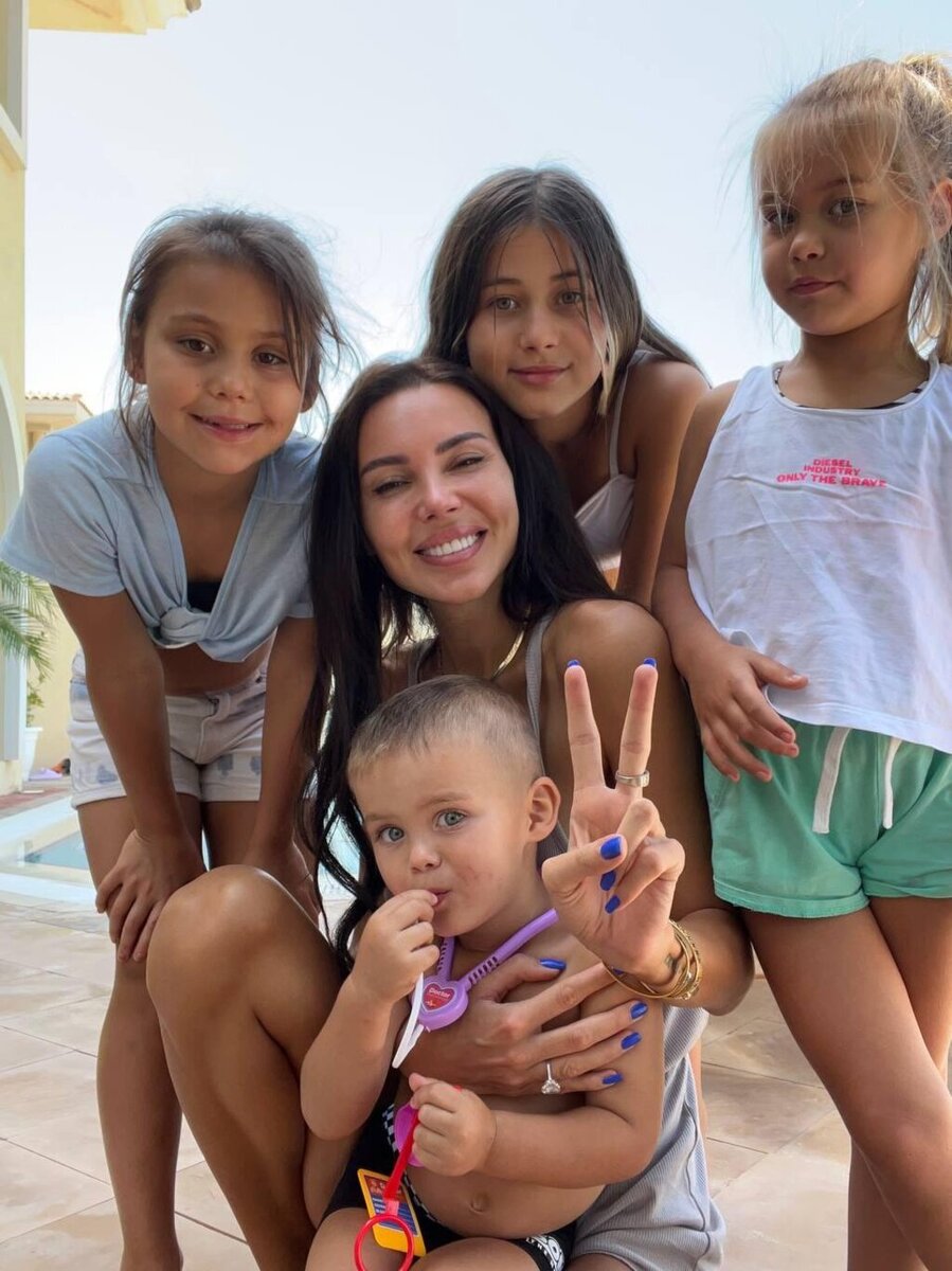    Оксана Самойлова с детьми