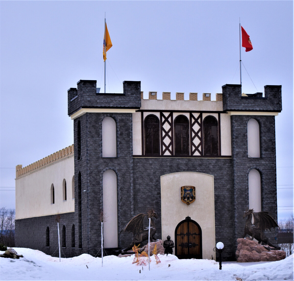Фото из личного архива автора. Не является рекламой. Музей. Вход охраняют средневековый рыцарь и дракон 
