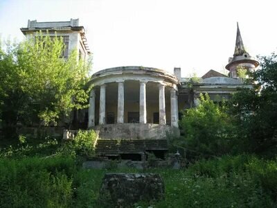 Полукруглая лоджия дачи - типичный элемент неоклассицизма